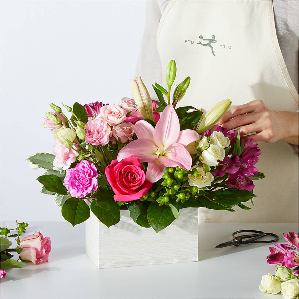 Sweetberry Box – A Florist Original – MAGGIE'S FLORIST AND GIFTS, Decatur AL